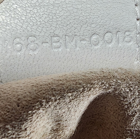 Christian Dior shoulder hobo. Ext shows signs of wear. Suede int nds cleaning - Picture 14 of 16